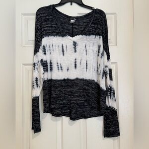 Venus tie dye V-neck sweater size XL